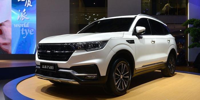 众泰首发大型SUV-T700，采用悬浮式车顶