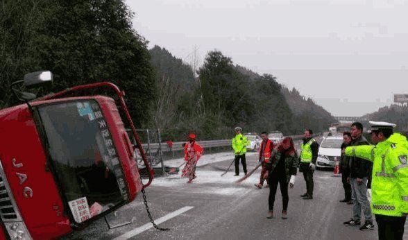 跑高速遇前面车急刹车咋办？