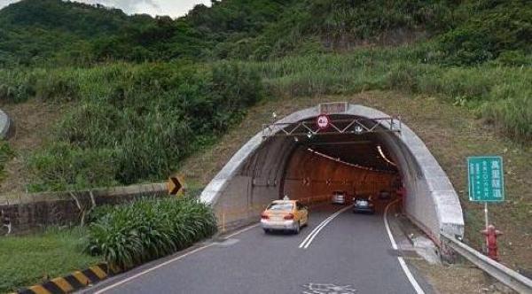 进高速隧道，很多老司机都靠左侧行驶？知道原因后，新手很后怕！