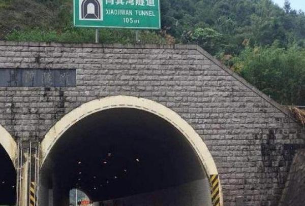 进高速隧道，很多老司机都靠左侧行驶？知道原因后，新手很后怕！