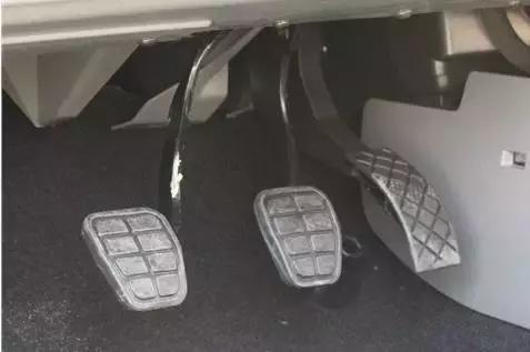 刹车/油门不靠在一起了？为什么不能这样？