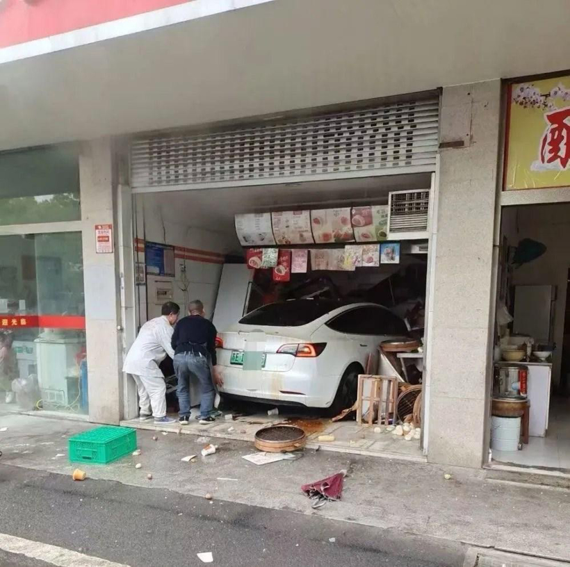 发生大量“失控”事件后 特斯拉底牌究竟是？