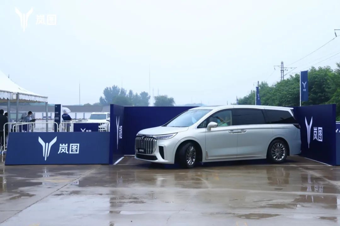 油与电的直面交锋，岚图梦想家对比丰田赛那