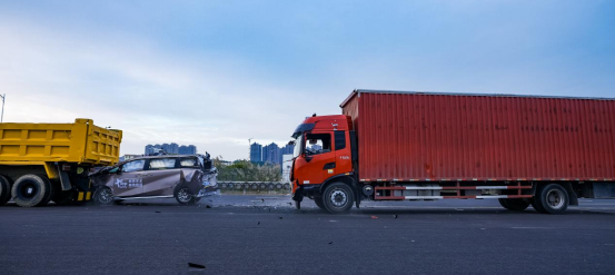 没人敢谈MPV第三排安全？MPV与两辆货车“硬碰硬”后果如何