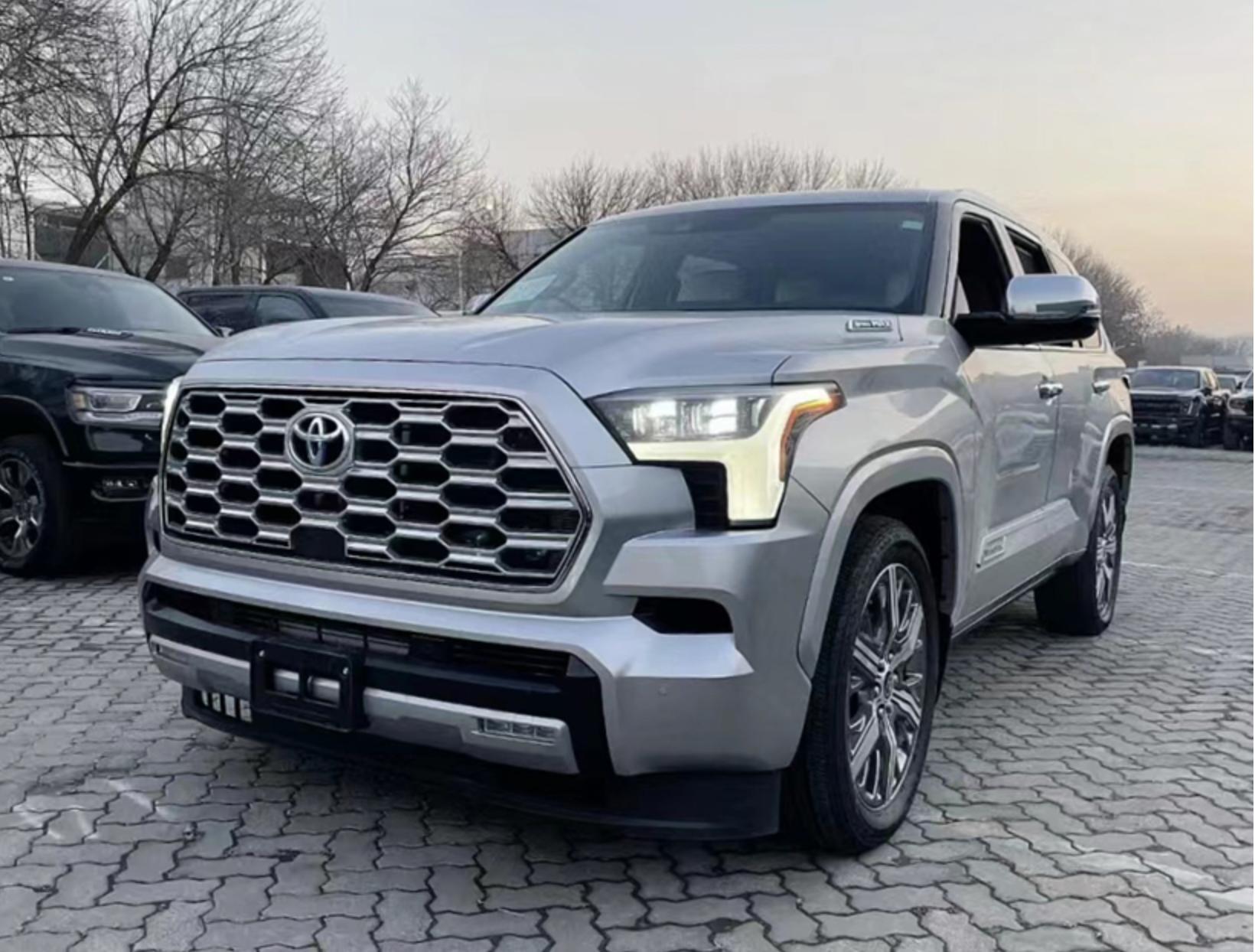 丰田红杉实拍:搭3.5T V6混动！车长近5米3