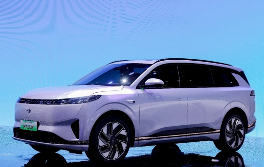 东风奕派北京车展再上新，家庭智能大型SUV eπ008预售五小时订单破万