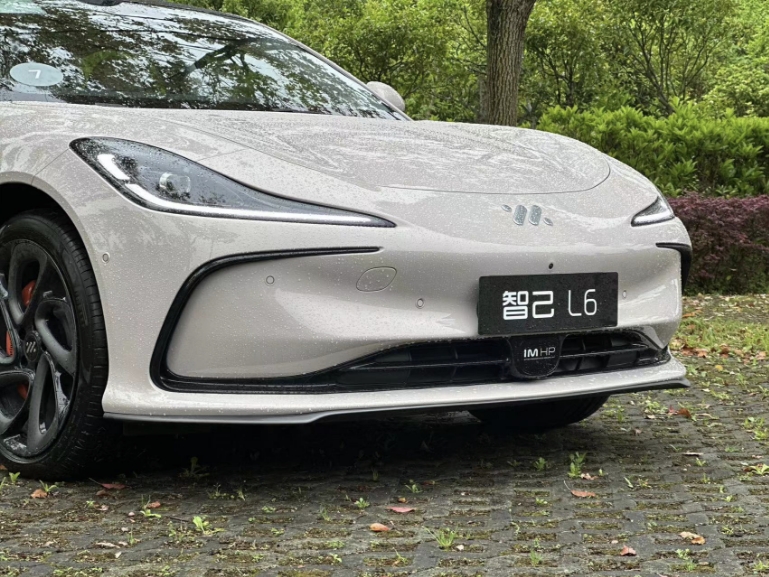 城市行车痛点一键搞定，智己L6都有哪些黑科技？