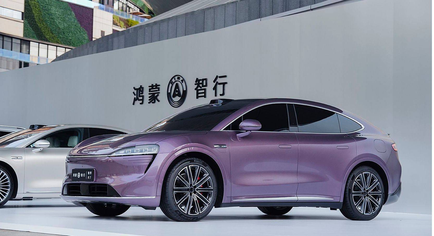 鸿蒙智行首款轿跑SUV，智界R7发布